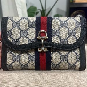 GUCCI Authentic Vintage Navy kiss lock wallet. Great preloved condition.